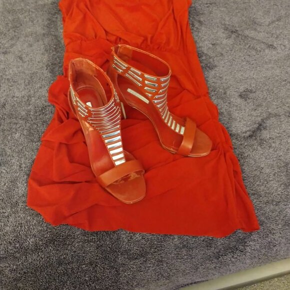 Red heel and red dress - Picture 5 of 5